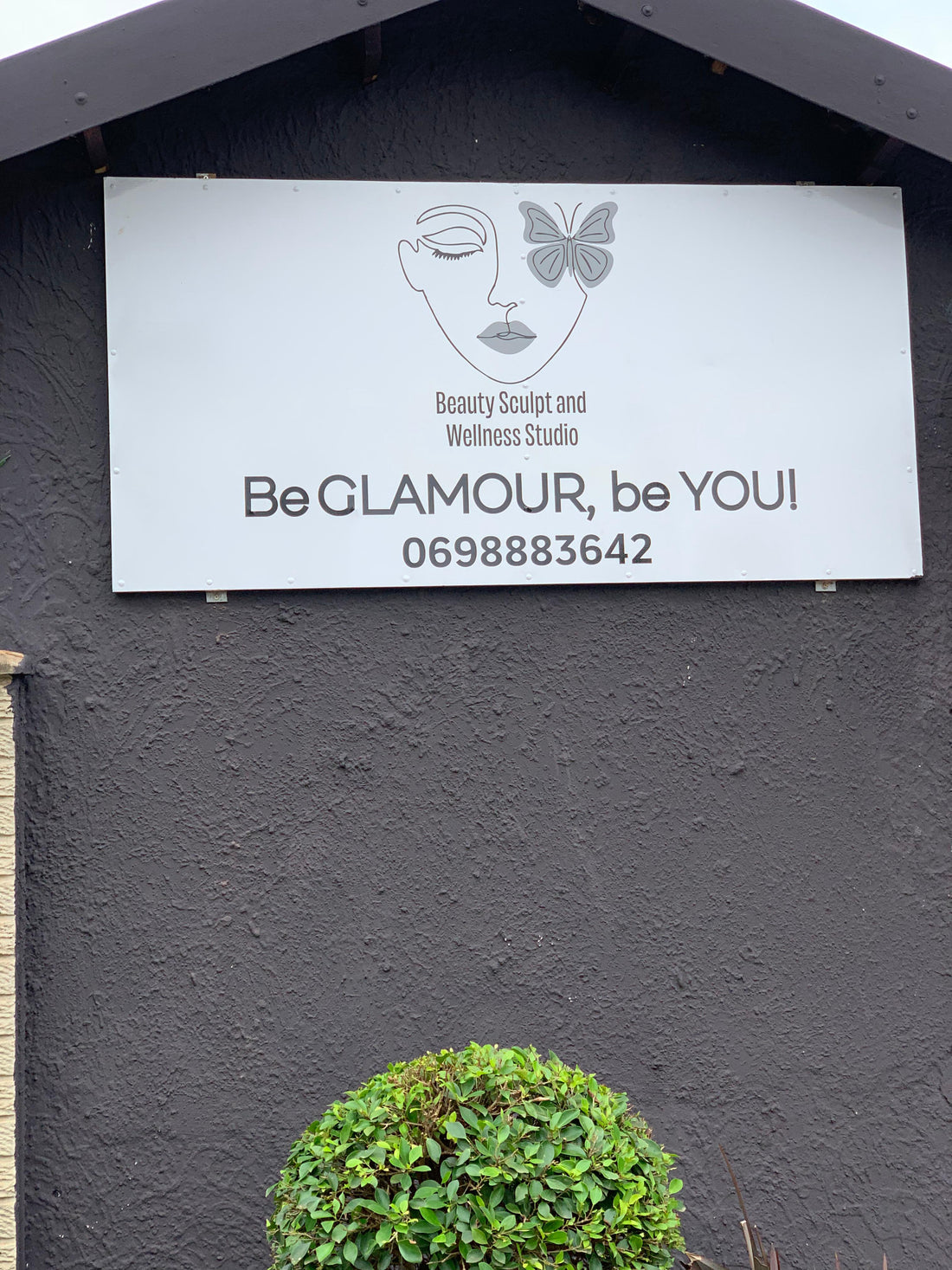 Outdoor ACM salon sign 